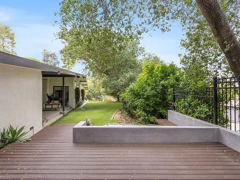 1540 Lancashire St — Photo 32