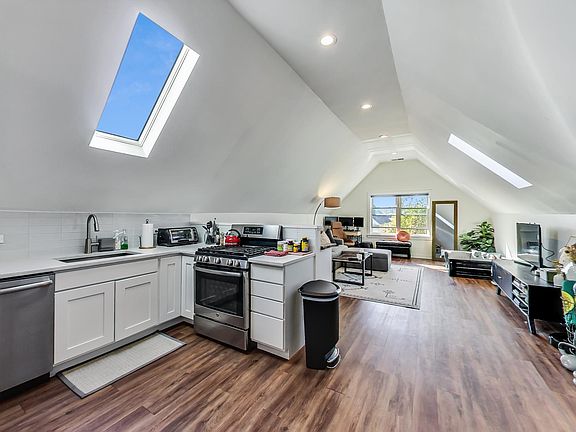 4th image of 3031 N Hamlin Ave
