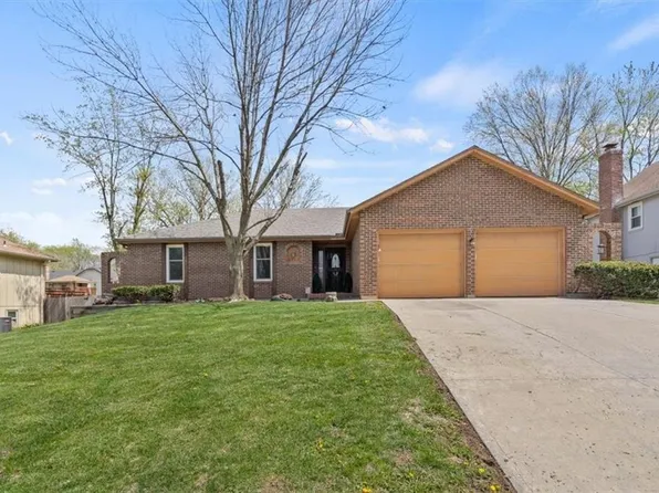 6203 Greenwood Dr, Shawnee, KS 66216