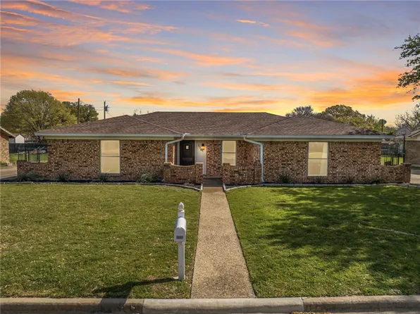 136 Crockett Ln, Hewitt, TX 76643