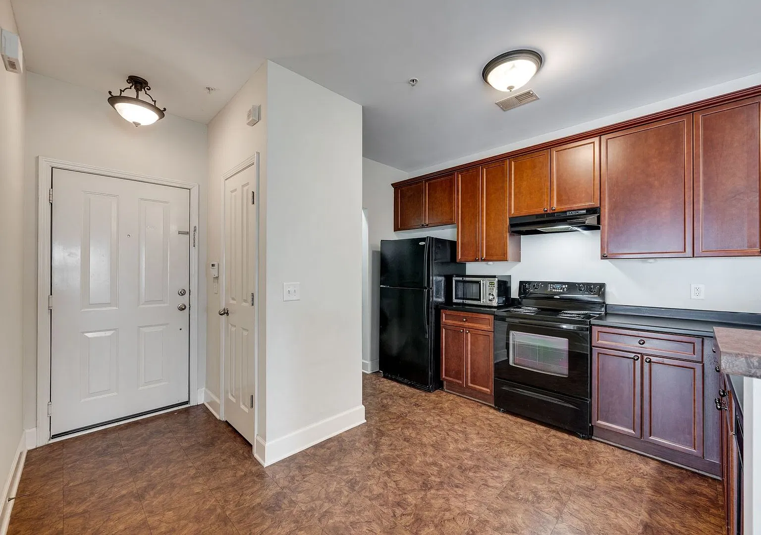 2-Bed/2-Bath condo in Lenox Village. — Photo 4