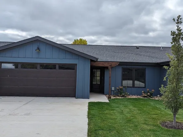 3915 Dorothys Ln, Spirit Lake, IA 51360