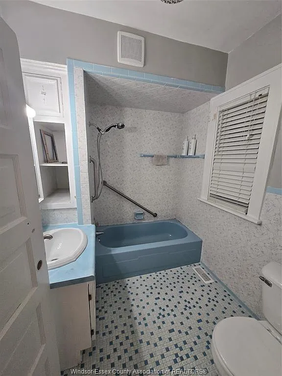 4 bed, $2,450 — Photo 3