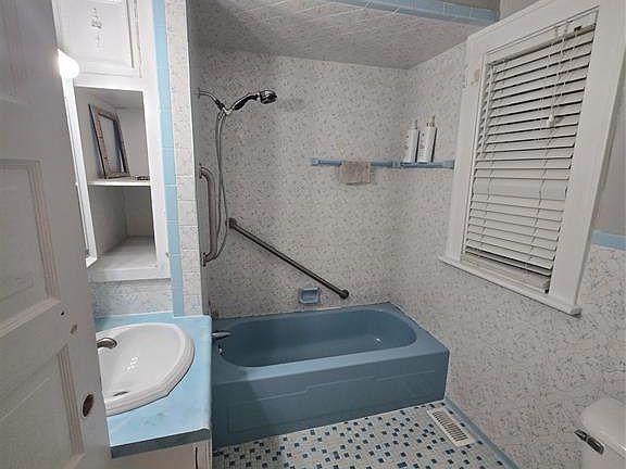 3rd image of 1097 Elsmere Ave