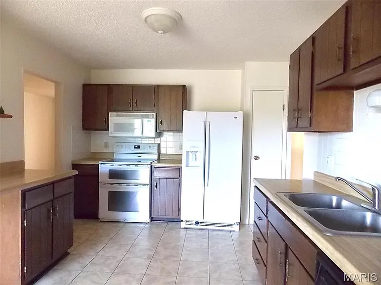 1007 Belleville St — Photo 6