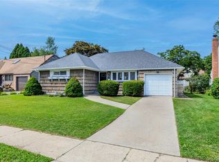 9 Leeds Lane, North Babylon, NY 11703