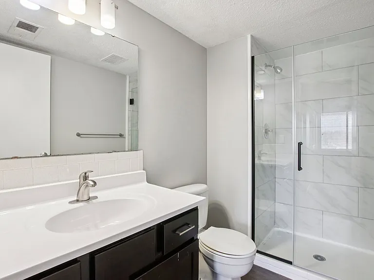 Edgewater Apartments — Photo 22