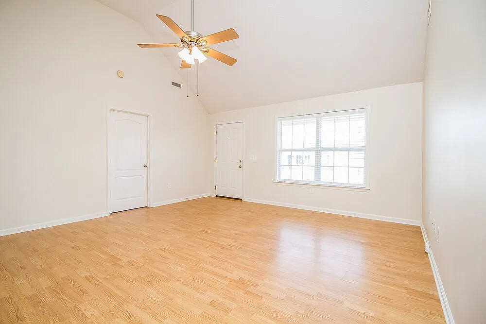 3 bed, 2.0 bath, 1900 sqft, $2,290 — Photo 2