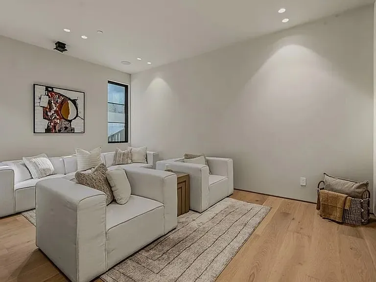 4900 Valjean Ave — Photo 34