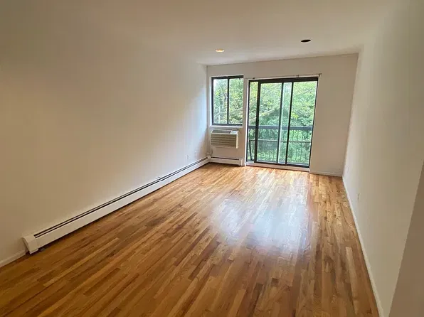 7536 Grand Central Pkwy N #3, Forest Hills, NY 11375