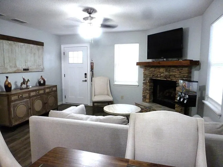 2840 Capri Dr — Photo 5