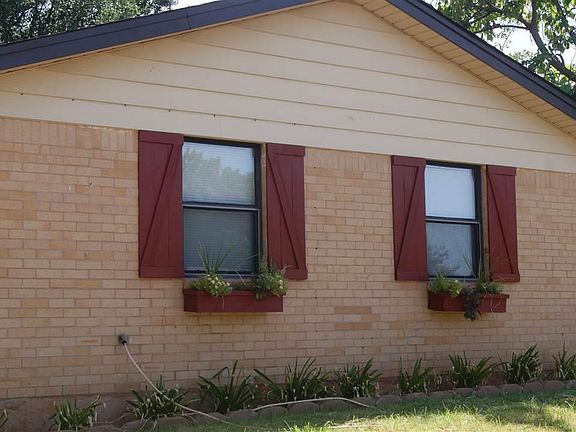 4th image of 1010 Lincoln Dr
