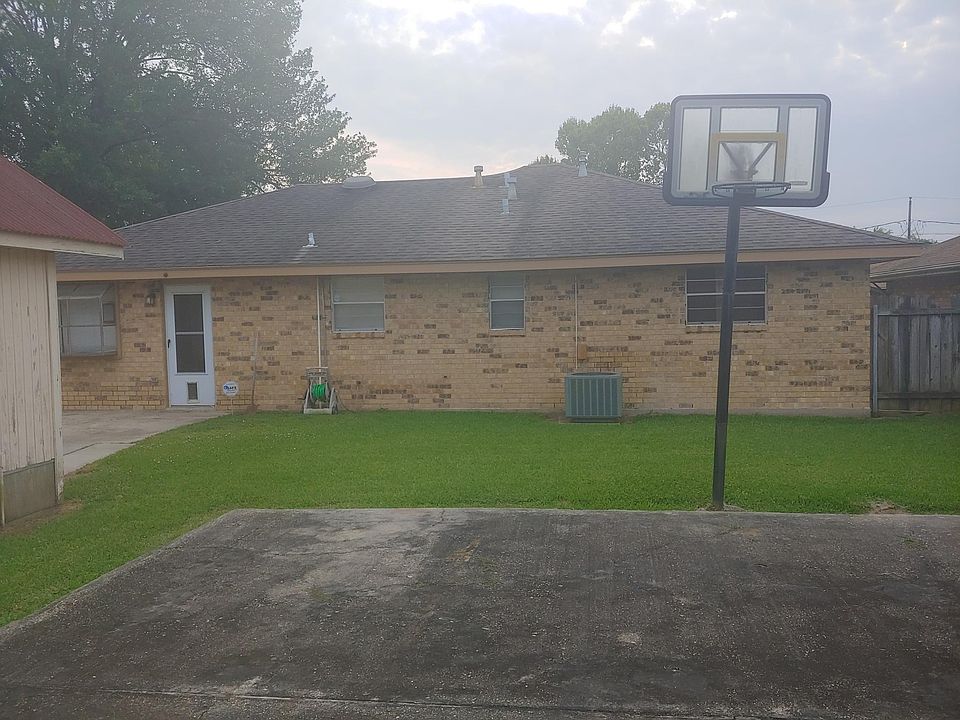 Large back yard with basketball goal..