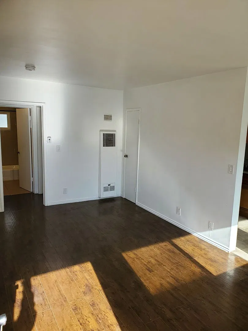 730 Rose Ave — Photo 2