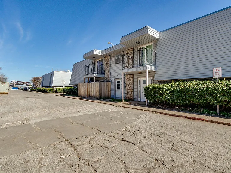 6032 Nw Expy #D — Photo 4