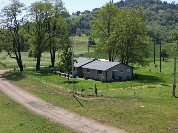 1104 Rio Nes Ln, Roseburg, OR 97470