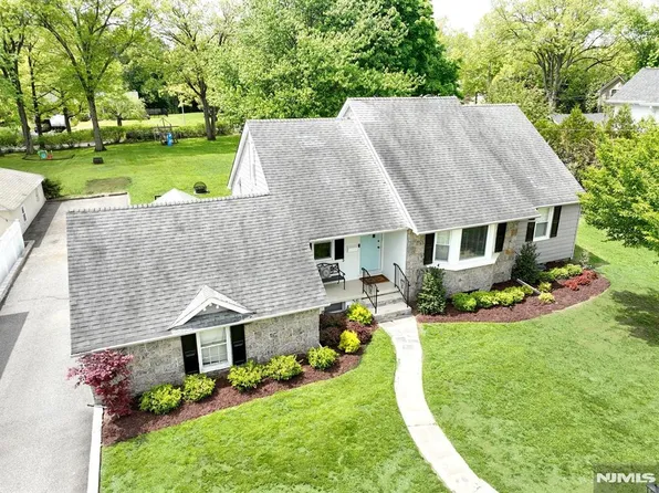 7 Madison Hts, Wyckoff, NJ 07481