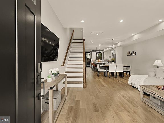 3rd image of 1117 Queen Street