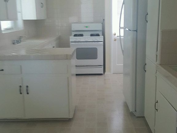 5th image of 9837 Estrella Ave