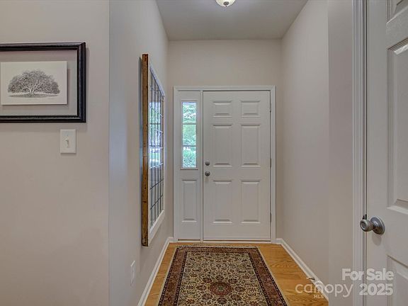 4th image of 433 Linsbury Ct