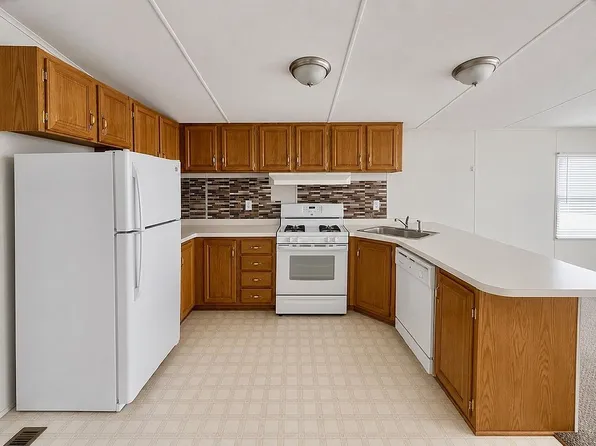 525 Selkirk Dr, Mount Morris, MI 48458