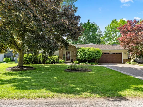 1557 Knob Hill St, Commerce Township, MI 48382