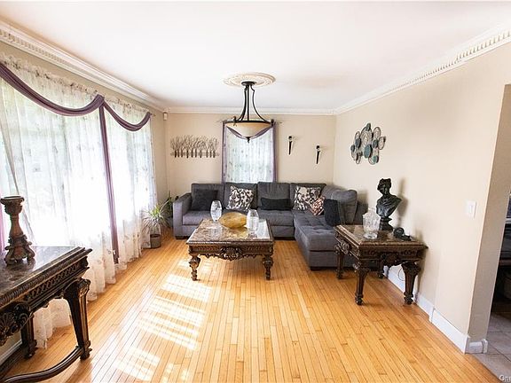 5th image of 17 Parker Dr E