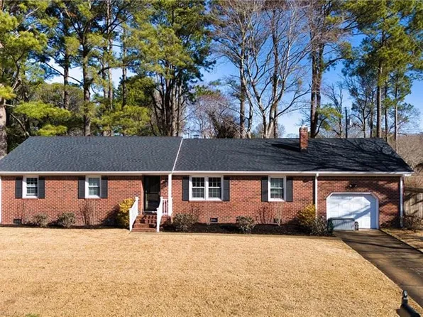 561 Summit Ridge Dr, Chesapeake, VA 23322