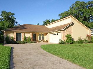 122 Spanish Moss Ln, Lake Jackson, TX 77566