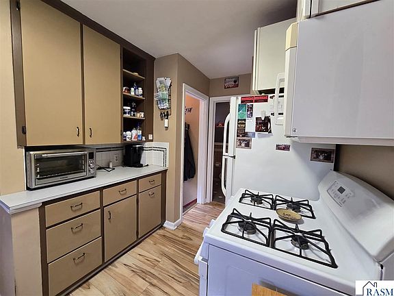 4th image of 418 W Skaro St