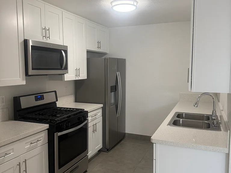 Barrington Apartment — Photo 20