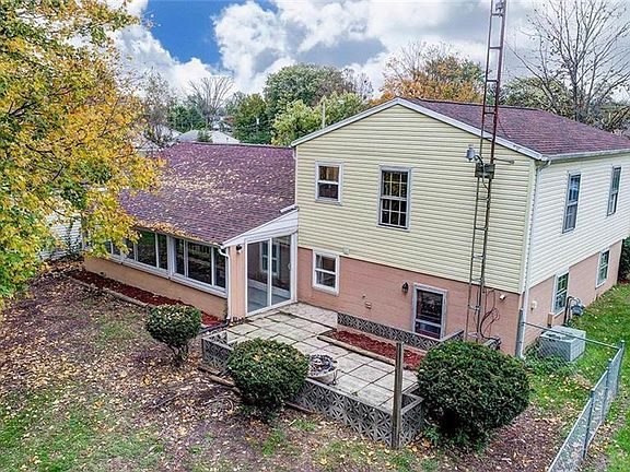 2nd image of 1519 Brookhollow Dr