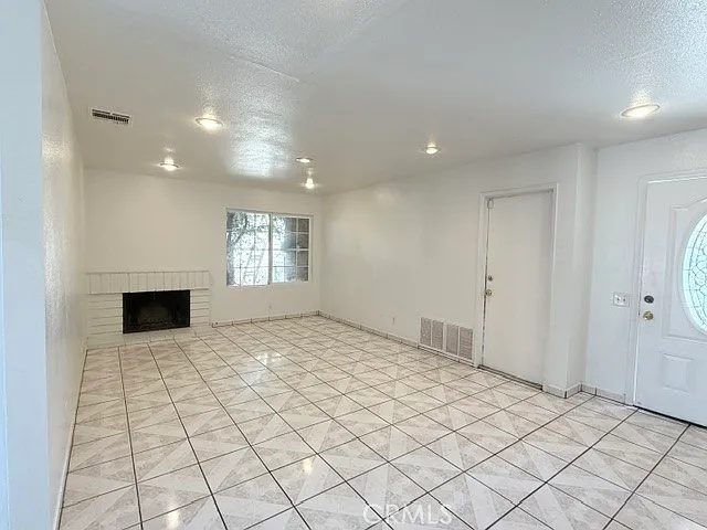 4 bed, 1315 sqft, $3,300 — Photo 4