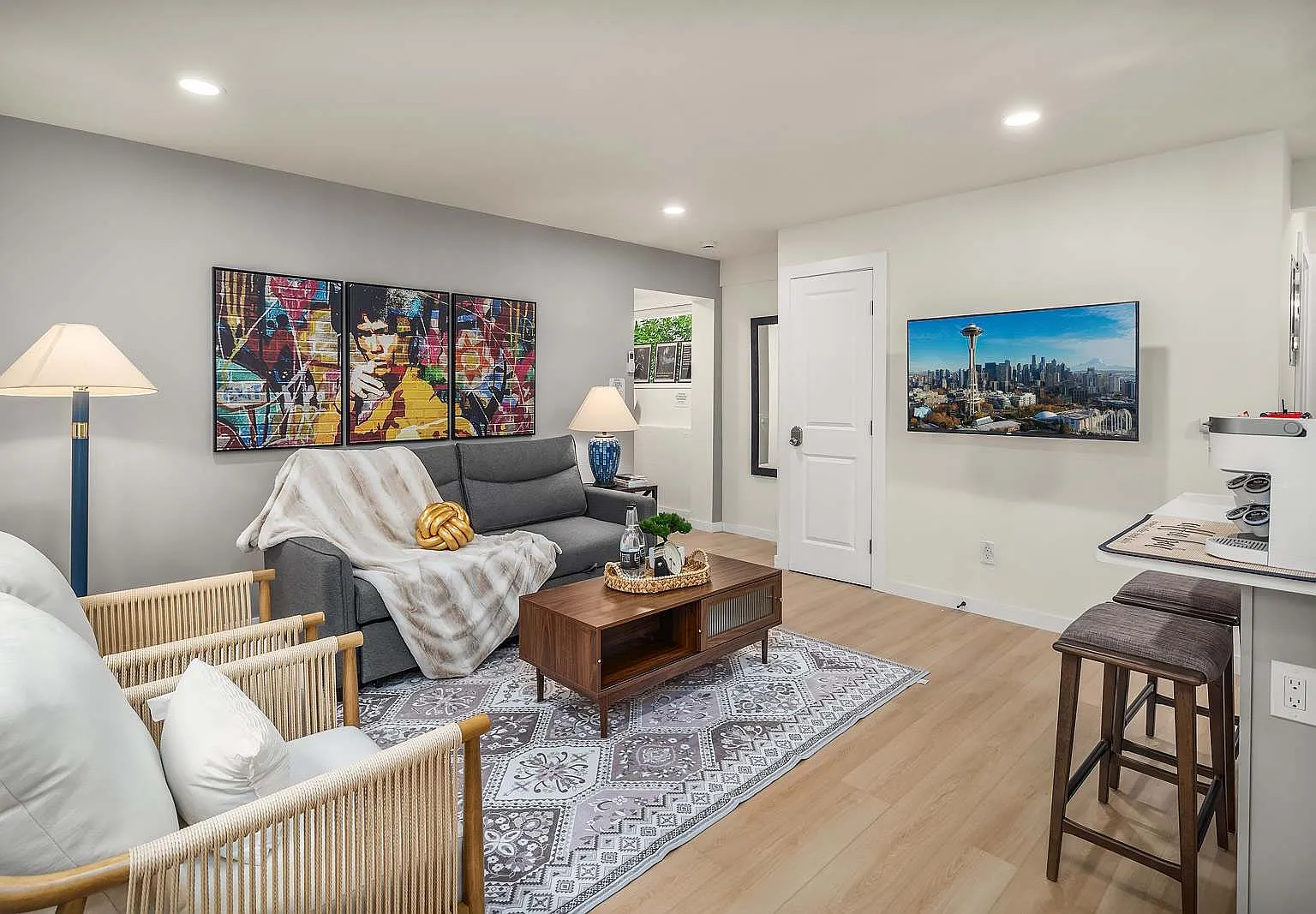 2 bed, 900 sqft, $2,745 — Photo 4