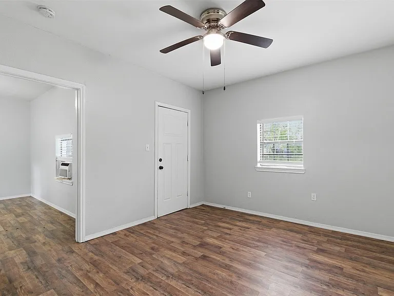 127 E Walker St — Photo 19