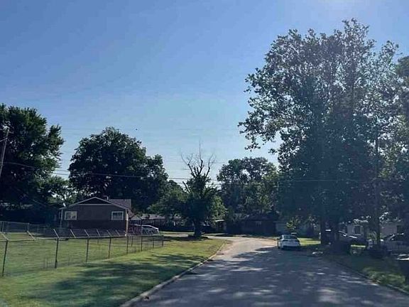 Exterior Neighborhood (street photo)