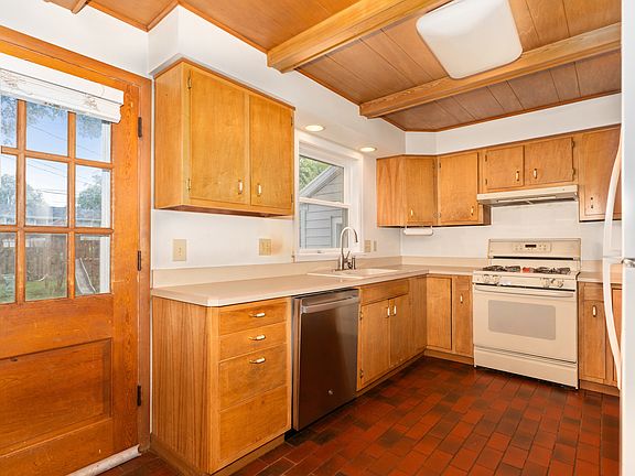 4th image of 136 Park Ave