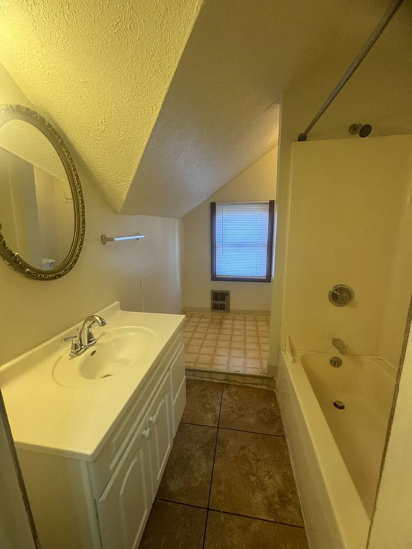 317 N. Indiana #3 — Photo 2
