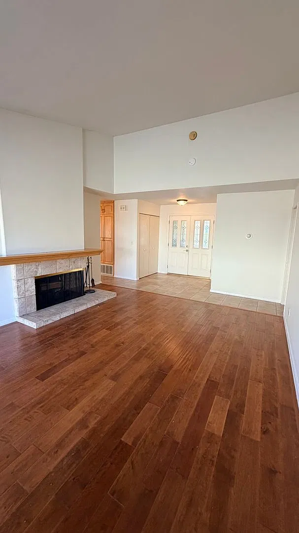 Lovely spacious 3 bedroom with huge back yard — Photo 3