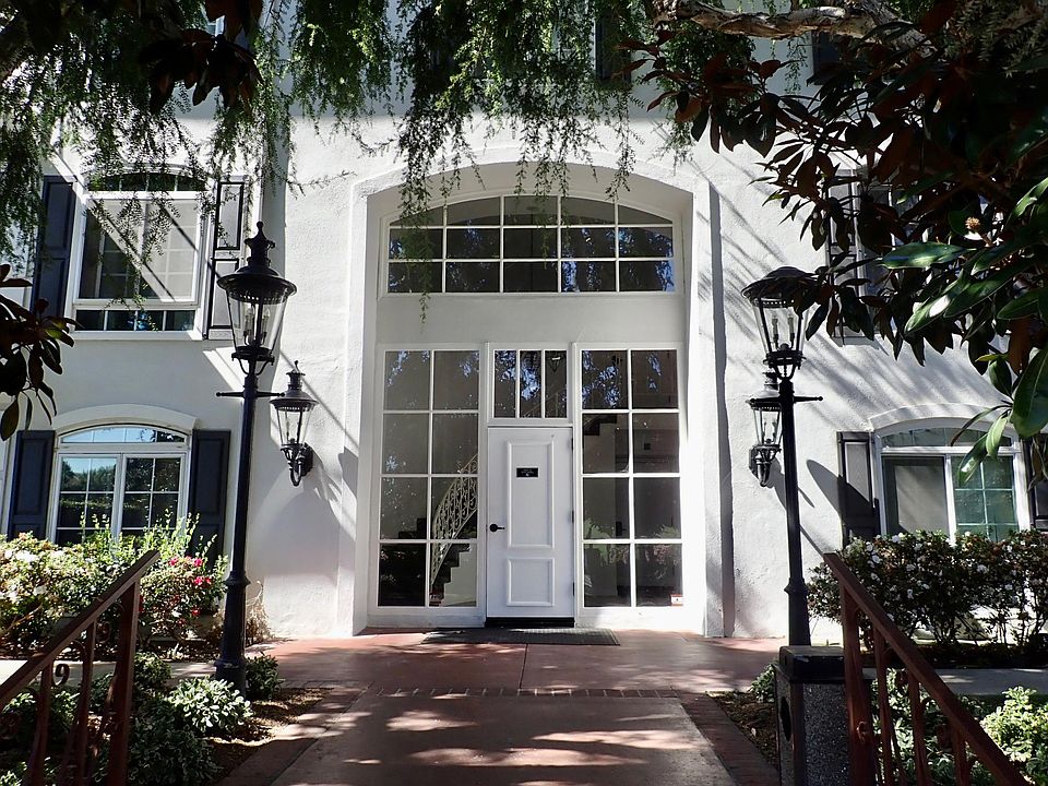 500 Cagney entrance