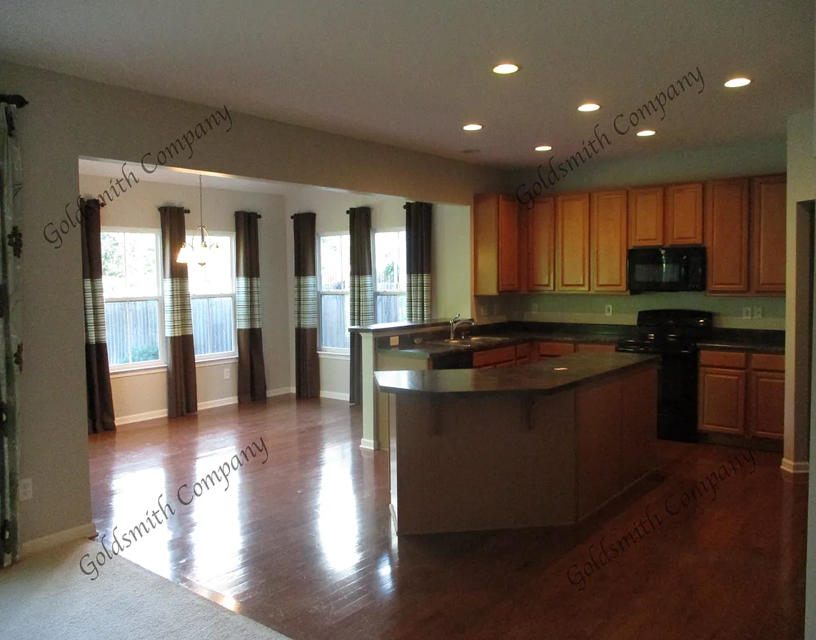 4 bed, 2.5 bath, 2389 sqft, $2,400 — Photo 4