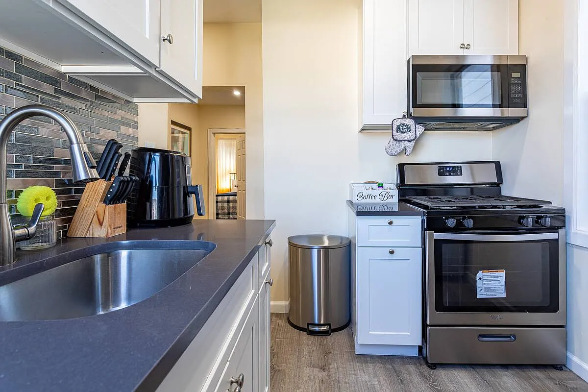 2 bed, 800 sqft, $5,500 — Photo 1