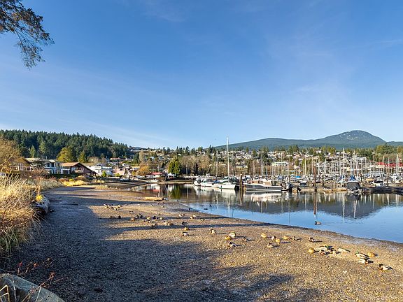 3rd image of 636 Bay Rd