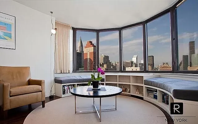 330 East 38th Street — Photo 2