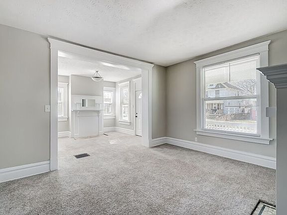 4th image of 94 N Oakley Ave