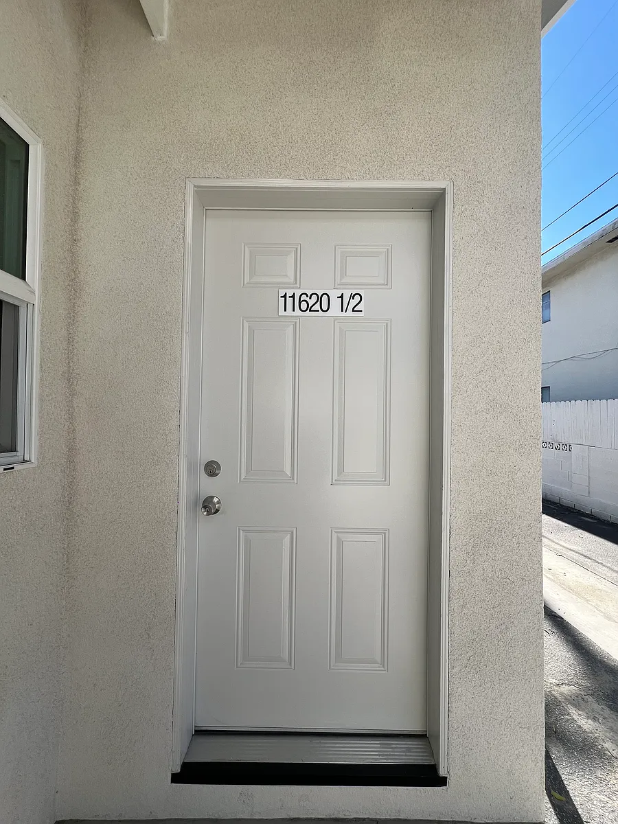 Building Photo - 11616 Hamlin St #11620