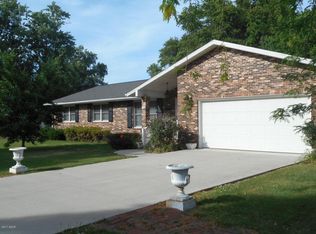 720 N Locust St, Flora, IL 62839
