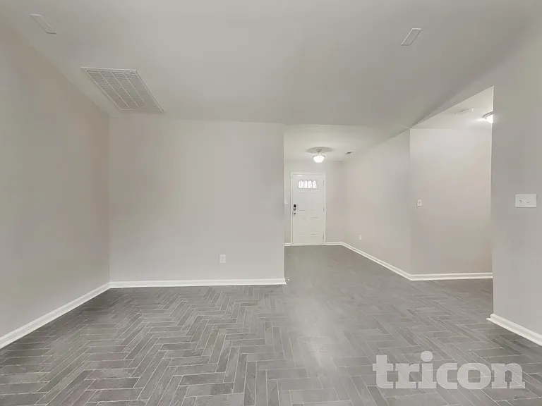 295 New Castle Ln — Photo 3
