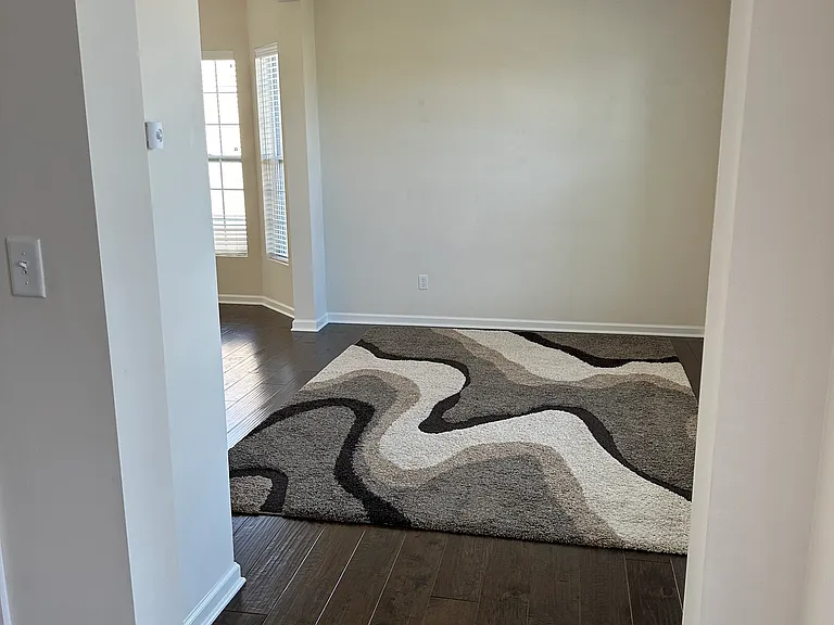 716 Yorkshire Dr — Photo 3