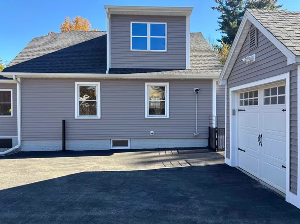 158 E Main Street, Hampstead, NH 03826-2431